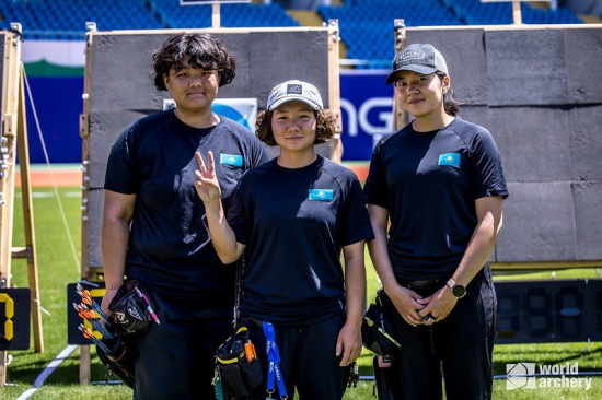 Женская команда Казахстана по стрельбе из блочного лука