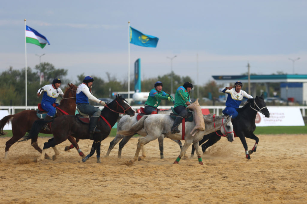 Узбекистан (в зеленом) и Россия (в синем) на Всемирных играх кочевников в Астане